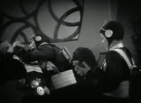 Buck Rogers (1939) E03 Buck Rogers (Buster Crabbe) overpowers and handgags a guard before Buck&r
