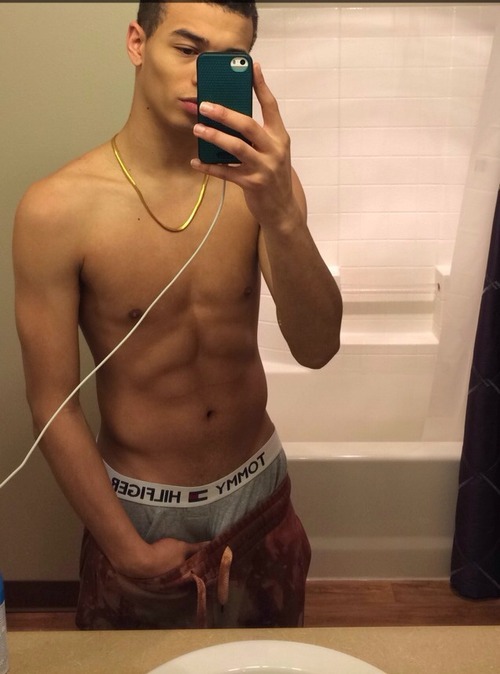 dshaepeee:  exposedhoesss:  finest nigga alive  lmao 