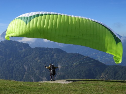 tinamotta:  Fonte : www.pixabay.com - paragliding.via tinamotta.tumblr.com