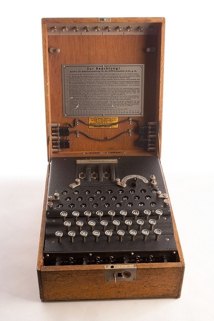coolartefact:  WWII Enigma Machine decoder Source: https://imgur.com/Okfv4HW