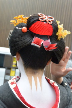 geisha-kai:  Maiko Kanako of Miyagawacho with wareshinobu hairstyle decorayed for her formal debut (SOURCE)Besides the standard kanokodome (this light peach butterfly-shaped pin) and a red round coral kanzashi, she had her hair decorated with orange bekko