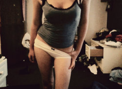 anchorscrushmydreams:  Ignore my fat thighs but hi, yeah.  ~whore photo. 