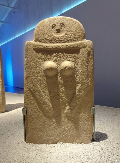 blondebrainpower:  A woman carved in sandstone 4000-5000 years ago. Found in Fivizzano, Tuscany Italy.