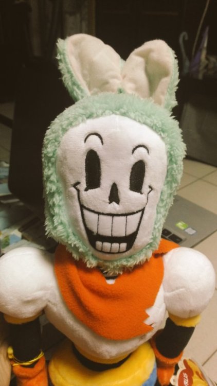 mooncatyao:  shanranran:  My cat hate wear those cute hat so I give to my bone babies~~~~~It’s warm so I can take them travel to god damn cold Japan this days  XDDDDDD grillby! Take more pictures!!!!