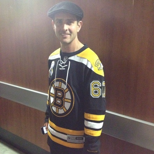 Joey McIntyre sporting a special Bruins 617 jersey before tonight’s game in LA #nhlbruins