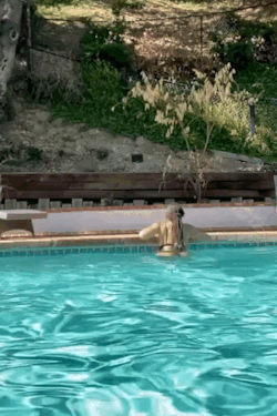itszonez:Chloe Bailey x pool