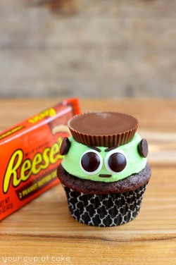 foodishouldnoteat:  Reese’s frankenstein cupcakes 