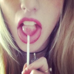 rebellioninselfdestructionn:  Lollipop! Lollipop! Oh lolli lolli lollipop! Kiss is sweeter than an apple pie. 