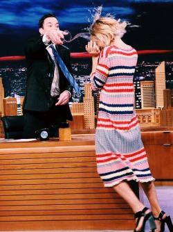 shesalittleobsessed:  Sienna Miller getting in a water fight with Jimmy Fallon on The Tonight Show 