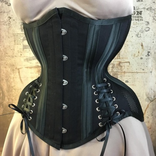 MCC17 long line underbust corset www.mysticcitycorsets.com #steelbonedcorset #mysticcitycorset #curv