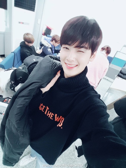 moon-hyuks:  astrodaily:  [161204 ASTRO WEIBO UPDATE]  和银优一起度过美好的一天吧♡♡♡  [TRANS]  Spend the good day together with Eunwoo♡♡♡ trans via astrodaily  me: wow rocky looks good