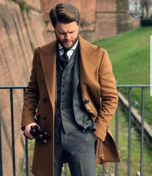 a-suited-gentleman:Jason Yeats from Beckett &amp; Robb White shirt, tight tie, beautiful coat, l