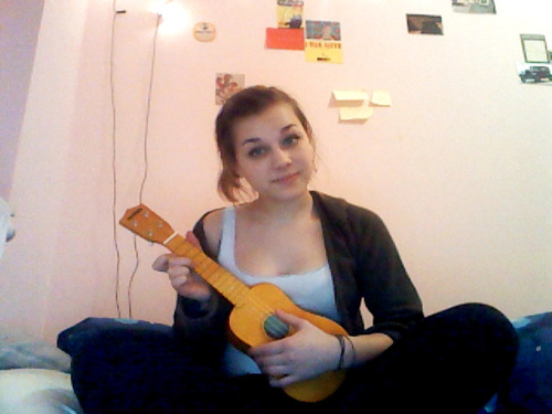 phraxpunk:  hi this is me and also hi this is my ukulele which I might or might not have tuned wrongly. Whatever. :^)
