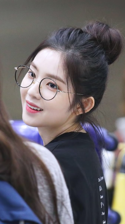 unepetiteperle: RED VELVET IRENE IN SPECS LOCKSCREENs. [ Please reblog and / or like if you use