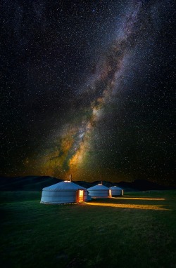 heaven-ly-mind:  Mongolian Skies II by Leah