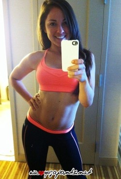 weloveyogapants:  Fit girl proud of her body