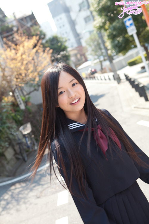 山中真由美（sailor-style school uniform）