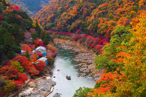 la-chute-des-feuilles:Katsuragawa in Arashiyama (嵐山) by どこでもいっしょ on Flickr.