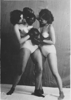 lunawoman:  Vintage photo of two women boxing