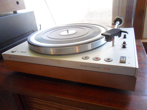 randyjhunt:  1970s Phillips 312 Electronic Turntable, High end audio classic with wood base and soft touch controls. by nashvillepicker (270.00 USD) http://ift.tt/NVszwM 