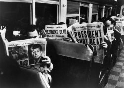  viα kt-1r: Carl Mydans, Commuters reading newspapers about John F. Kennedys death, 1963 