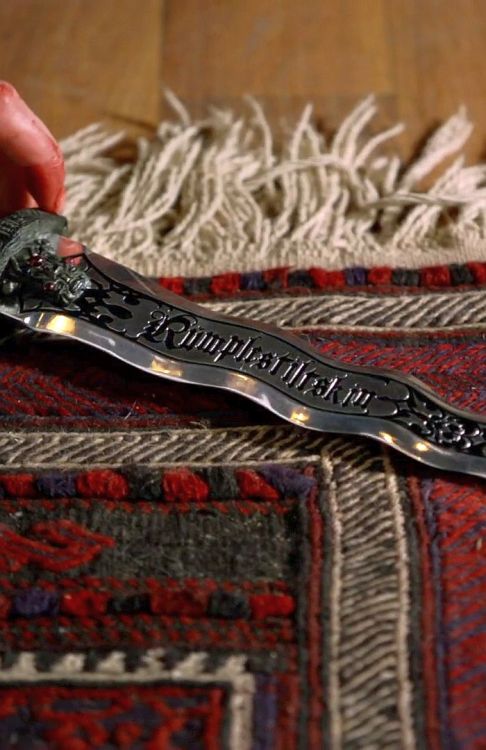 nymfanfic: thechloris: nymfanfic: Rumple’s dagger - reference pics - vertical These are more b