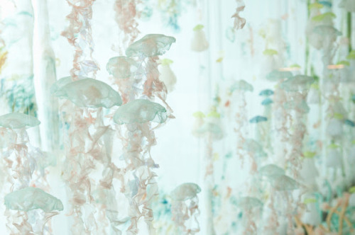 showslow:  Inspired by the ever-changing underwater life, Portland-based multidisciplinary artist Sayuri Sasaki Hemann creates a breathtaking jellyfish aquarium, titled ‘Underwater Flight’ in a place where you least expect it, the Portland International