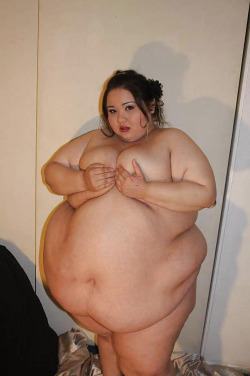 ssbbwfanatic:  So cute love her big belly 