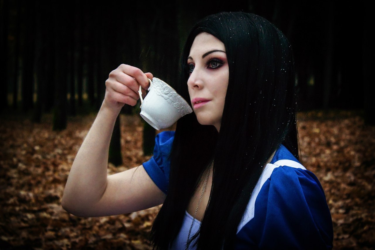 cosplayfanatics:  Alice Cosplay By Fiora-solo-top Follow cosplayfanatics.tumblr.com for