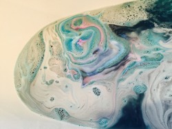 xoaimaxo:  New lush bath bomb loving it!!!