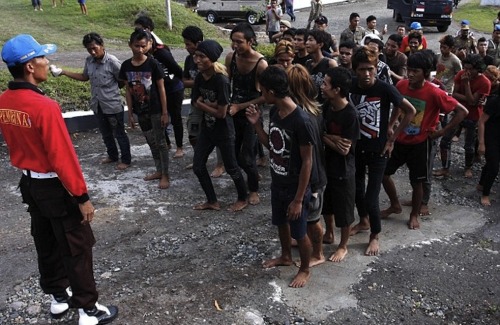 raw-r-evolution:maskdeuh:Indonesian Police shave Punks mohawks. asiancorrespondent.com/71977/