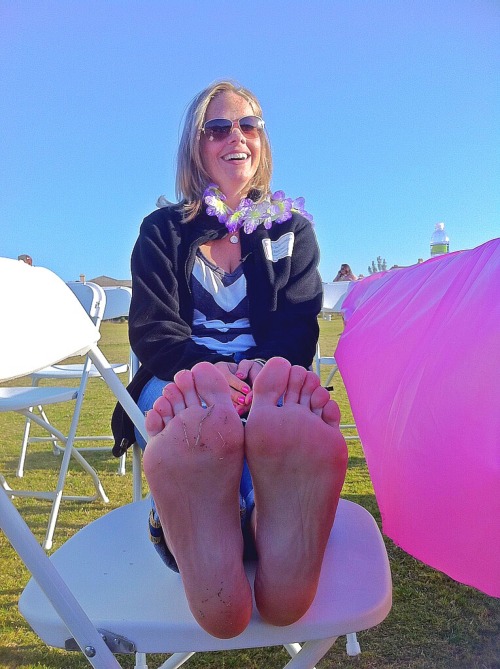 toeman969: My sexy blonde coworker’s pretty feet, soles and face while at a company picnic. She let 