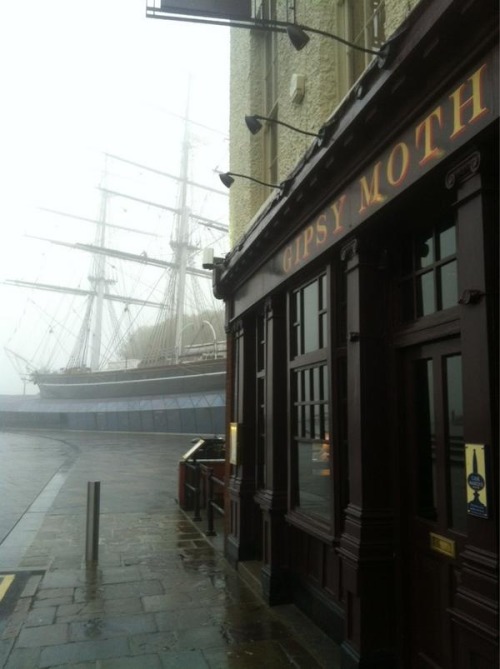 and-the-distance:  The Gipsy Moth pub and the Cutty Sark, Greenwich 
