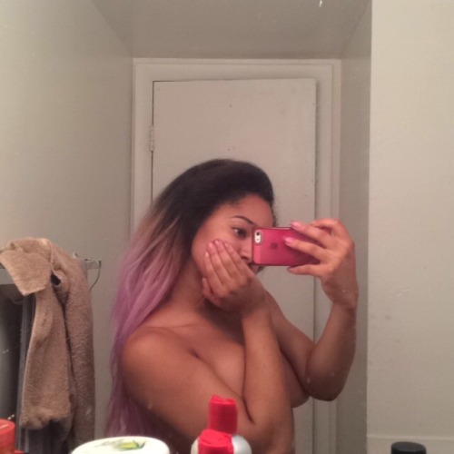 thotfulshawty:  I made this cute/cheap lil wig only to realize that the roots of my hair are a 1b but my ends are like a 4?? I am so sad it doesn’t blend at all