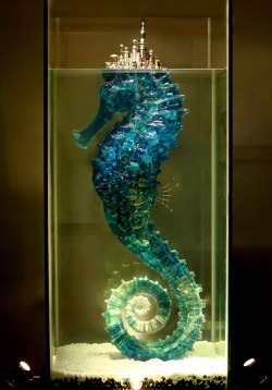 asylum-art:胡少明- Hu Shaoming: 梦境·城系列 A dream city sits atop a seahorse’s head   Chinese sculptor Hu Shaoming uses steel components from everyday life: The mechanical seahorse we see here appears submerged in water, crowned by technology.  