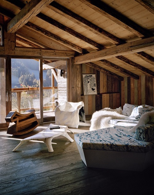 prefabnsmallhomes: Gallery owner Armel Soyer’s chalet in Megève, France.