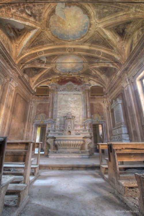 The obligatory chapel on the premises. Abandoned castello, Italy, 2017.flickr ◄ ► instagram 