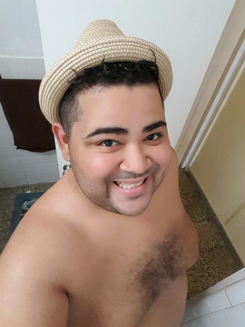 chubbyaddiction:  cjriveralopez:  Foto que le envie a mi BB ….!!! Lindo Dia ….!!! #GayBear #ChubbyBear #LatinBear  Oh, cute smile…