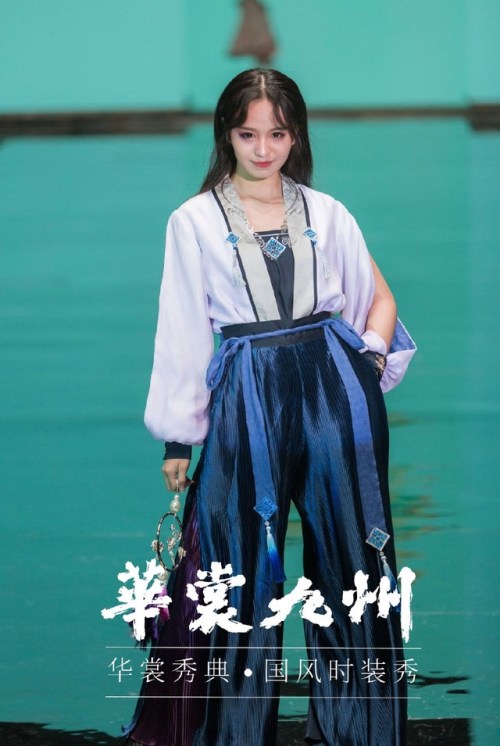 HuashangJiuZhou Dec. 2018 fashion show. Full show here.