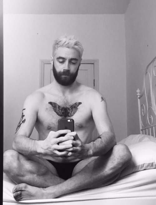 dudeswhatilike:  scruffyasfuck:  This man 😍🍆@dudeswhatilike   funemployment = taking nudes…