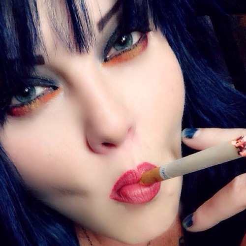 hot-smoking-babes:Up close