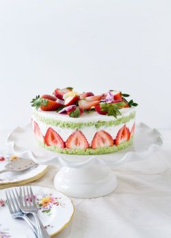 intensefoodcravings:  Strawberry Basil Cake with Vanilla Cream | Yummy Workshop