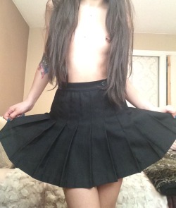 pearlkitten-xo:  I got a cute new skirt from American Apparel ☺️💕