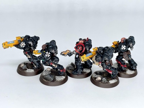 Primaris Hellblasters for my Black Templars. Had a ton of fun converting and painting up these bois!