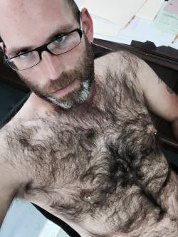 papillon52:  likeshairy:  ultradaddyj:  Yes, yes, yes!  thick fur and trail  Beauty of a Hairy MAN 
