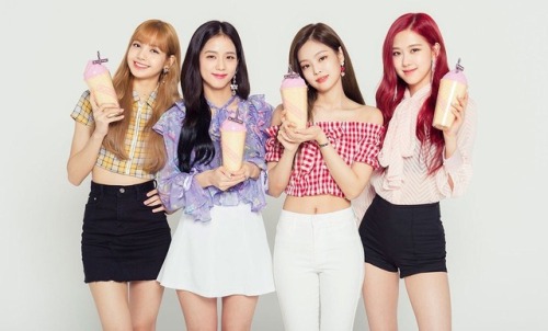 blackpinkofficial:[OFFICIAL] 180801 BLACKPINK with their official tour merchandise