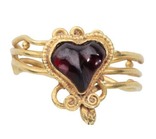 gemma-antiqua:Hellenistic gold snake ring with a garnet heart, dated to the 2nd to 1st centuries BCE