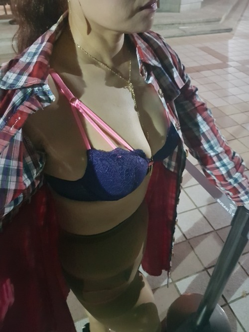 oldgirlove: chlwhddlf: 부산 놀다가 한컷 부부커플만남하고싶어요 오우~~~환장하게 꼴리는 몸매..야노
