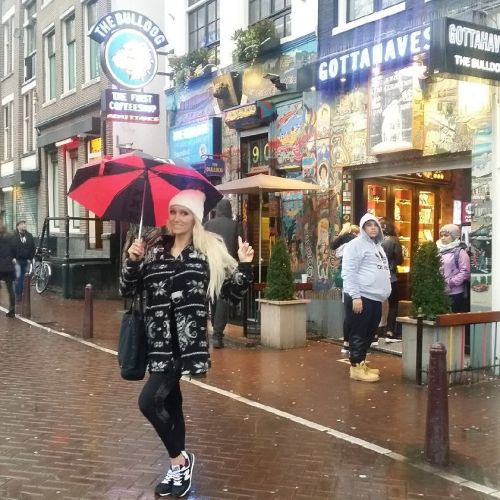 The best and the first coffeeshop in amsterdam “the bulldog coffeshop” ☕👉😝☔💧 #spanishgirl #kgda #seeseing #walkingaround #umbrella #comfortable #rainingday#coffeshop #thebulldogamsterdam #sportclothes #enjoyingmyself #dayoff #realbarbie