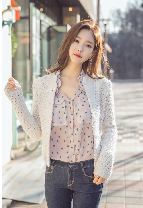 Cardigan: 46,000 ₩ Blouse: 39,300 ₩ 